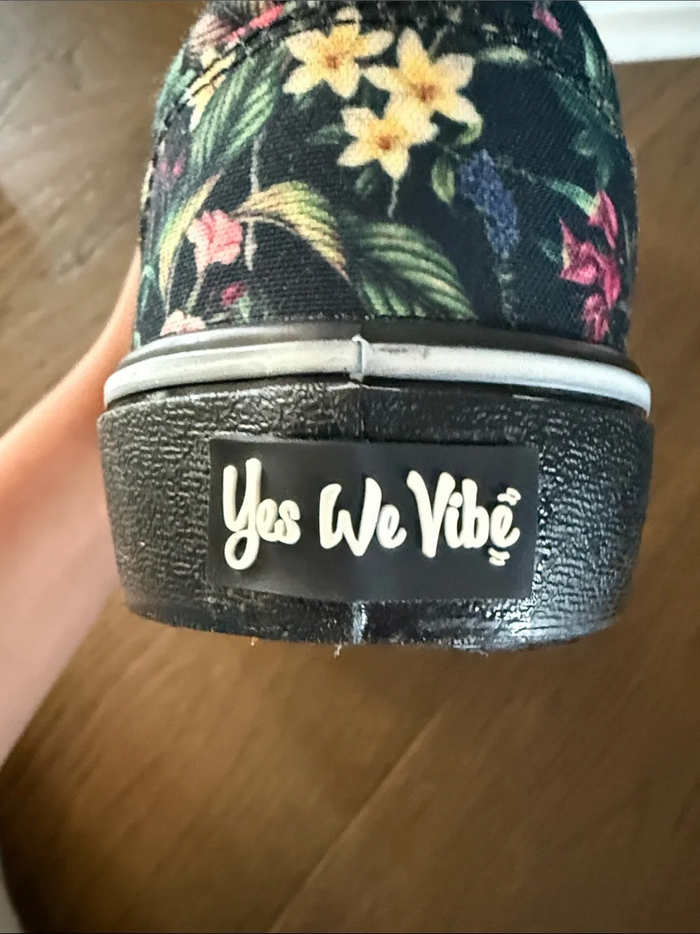 Men’s Yes We Vibe Slip On Sneakers Size 7